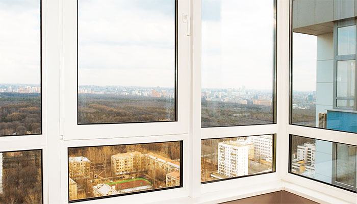 Недорогие пластиковые окна Рехау в Жуковском, остекление балконов